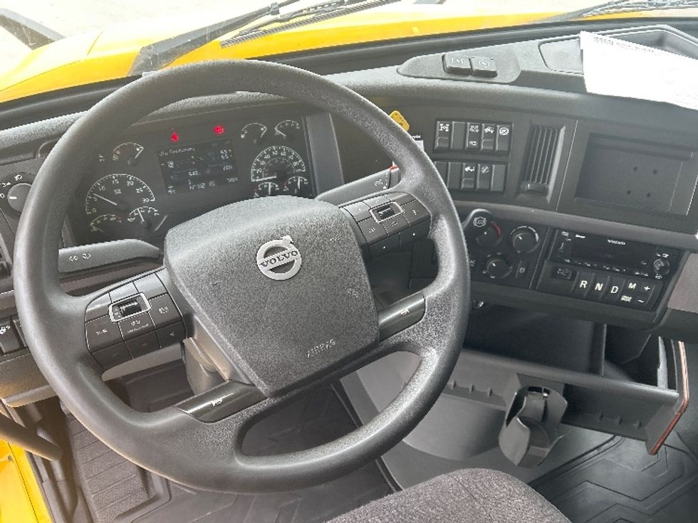 Sleeper Tractor-Heavy Duty Tractors-Volvo-2022-VNL64760-East Chicago-IN-491,985\n\t\tmiles-$ 69,000 - Image 11
