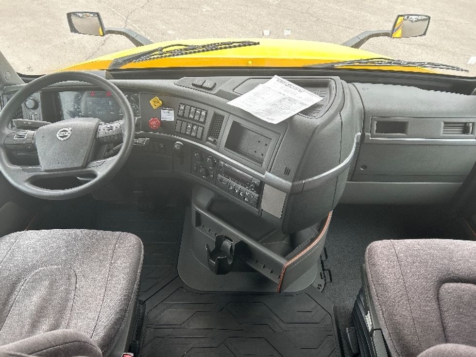 Sleeper Tractor-Heavy Duty Tractors-Volvo-2022-VNL64760-East Chicago-IN-491,985\n\t\tmiles-$ 69,000 - Image 12