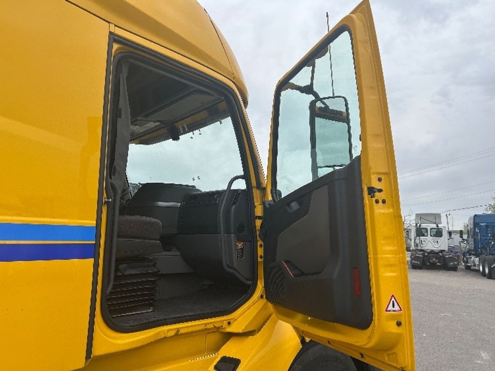 Sleeper Tractor-Heavy Duty Tractors-Volvo-2022-VNL64760-East Chicago-IN-491,985\n\t\tmiles-$ 69,000 - Image 13