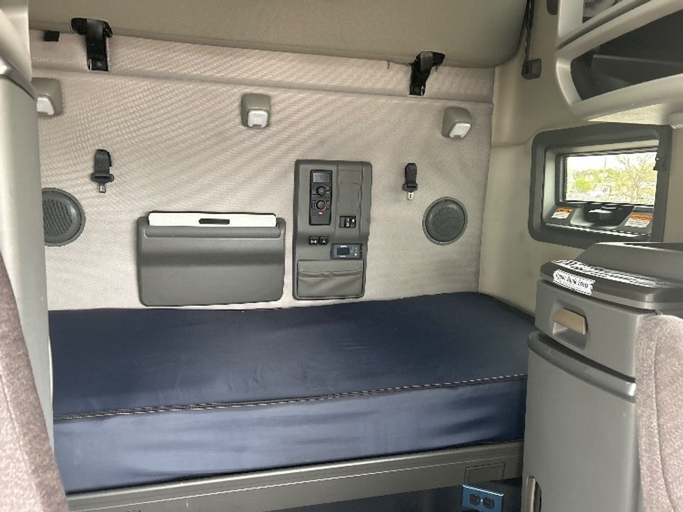 Sleeper Tractor-Heavy Duty Tractors-Volvo-2022-VNL64760-East Chicago-IN-491,985\n\t\tmiles-$ 69,000 - Image 16