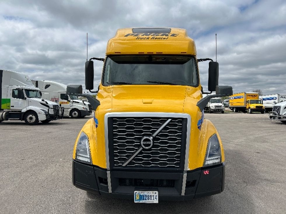 Sleeper Tractor-Heavy Duty Tractors-Volvo-2022-VNL64760-East Chicago-IN-491,985\n\t\tmiles-$ 69,000 - Image 2