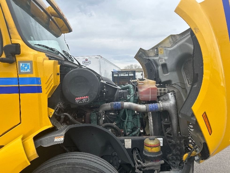 Sleeper Tractor-Heavy Duty Tractors-Volvo-2022-VNL64760-East Chicago-IN-491,985\n\t\tmiles-$ 69,000 - Image 20