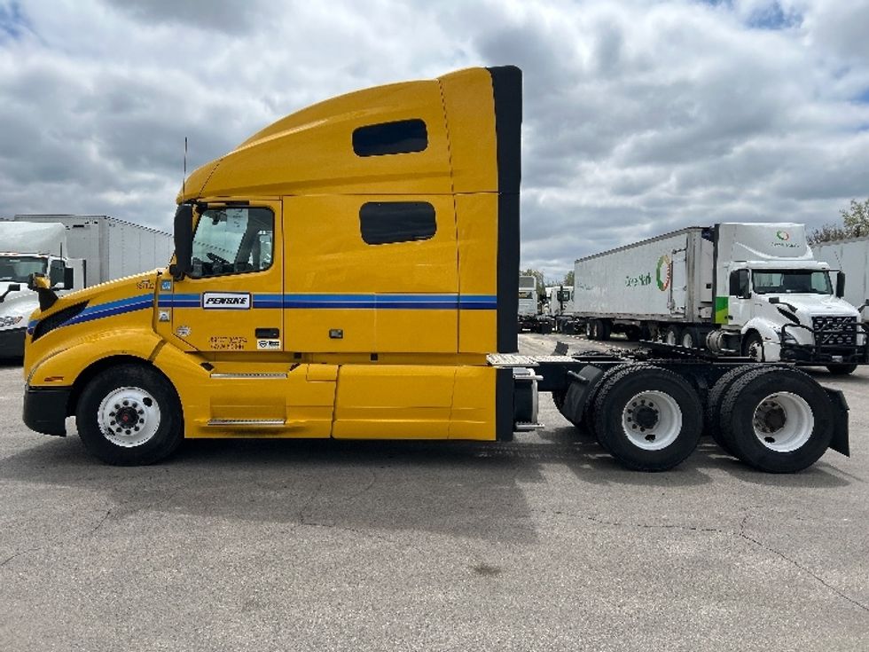 Sleeper Tractor-Heavy Duty Tractors-Volvo-2022-VNL64760-East Chicago-IN-491,985\n\t\tmiles-$ 69,000 - Image 4