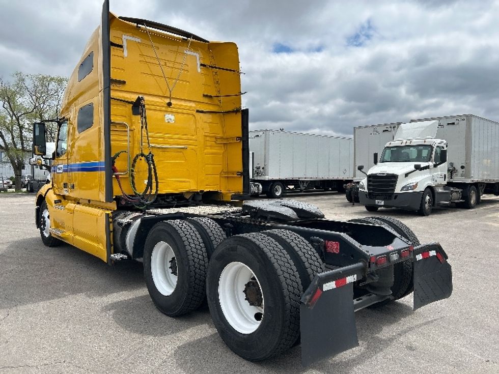 Sleeper Tractor-Heavy Duty Tractors-Volvo-2022-VNL64760-East Chicago-IN-491,985\n\t\tmiles-$ 69,000 - Image 5