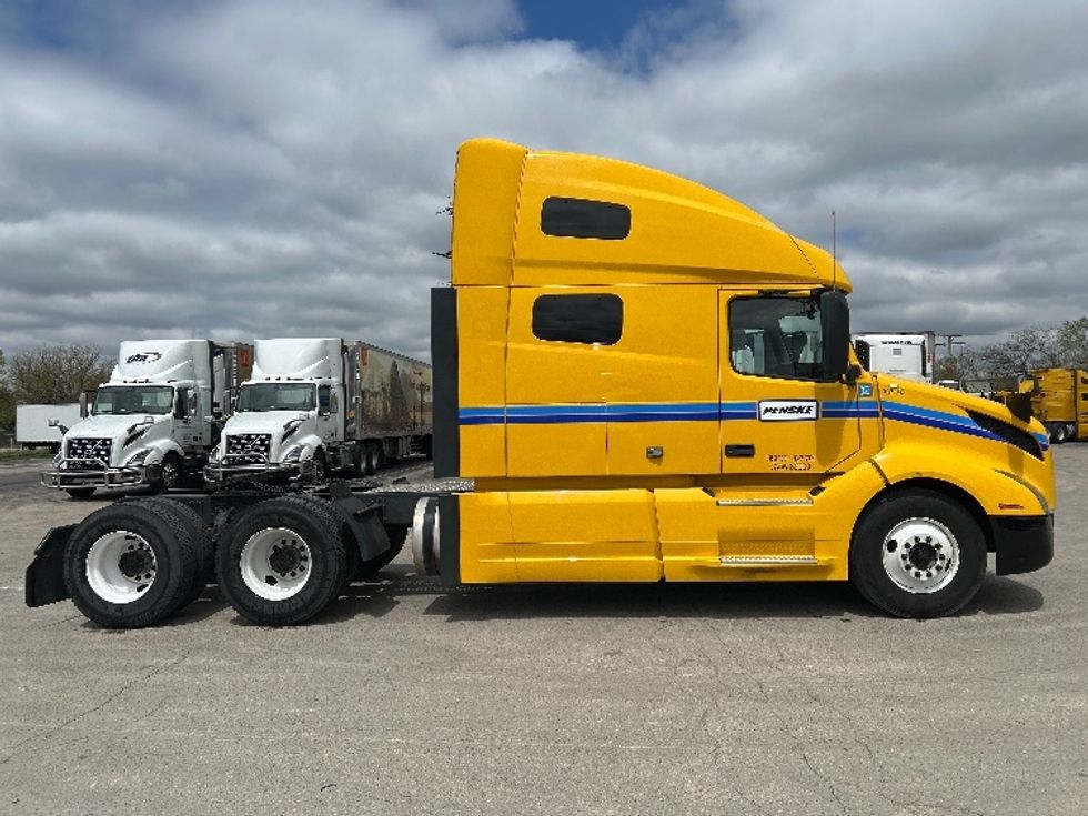Sleeper Tractor-Heavy Duty Tractors-Volvo-2022-VNL64760-East Chicago-IN-491,985\n\t\tmiles-$ 69,000 - Image 8