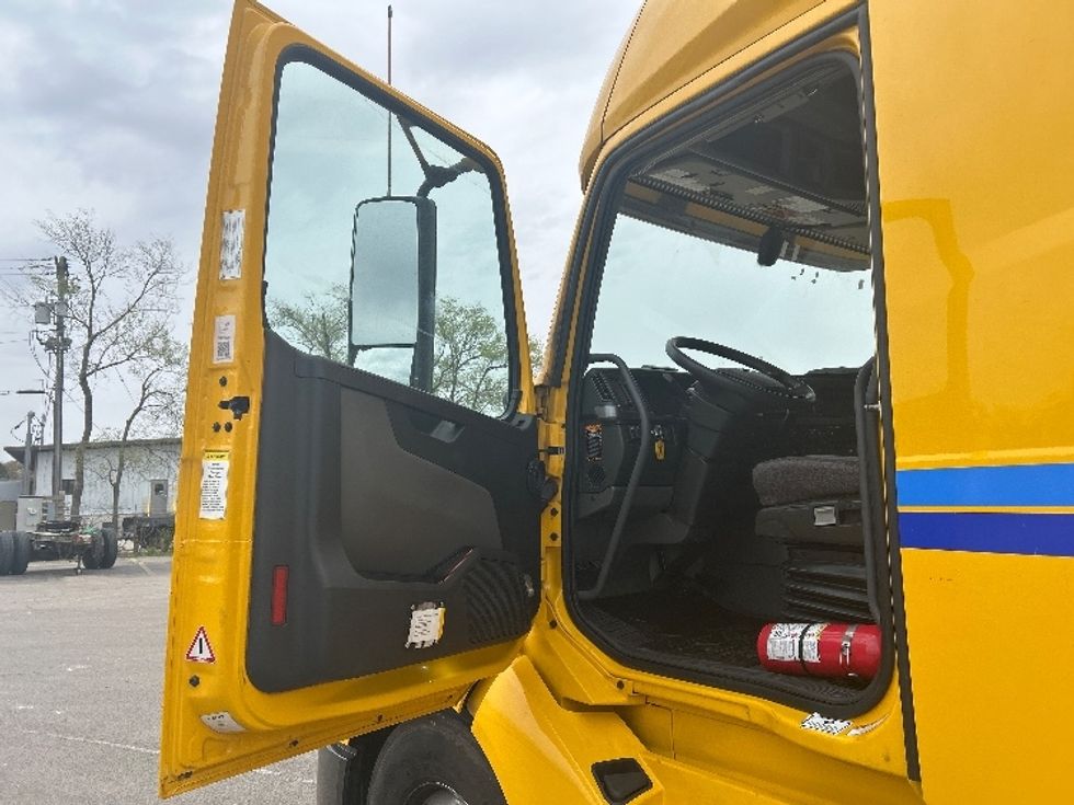 Sleeper Tractor-Heavy Duty Tractors-Volvo-2022-VNL64760-East Chicago-IN-491,985\n\t\tmiles-$ 69,000 - Image 9