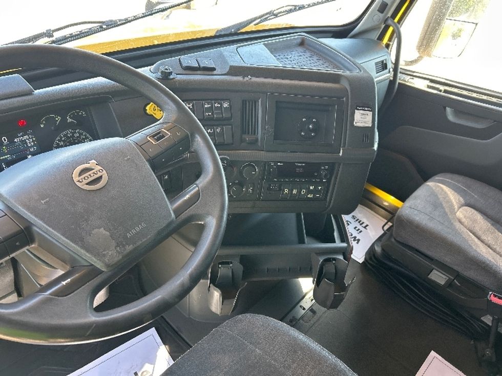 Sleeper Tractor-Heavy Duty Tractors-Volvo-2022-VNL64760-East Chicago-IN-497,589\n\t\tmiles-$ 68,250 - Image 10