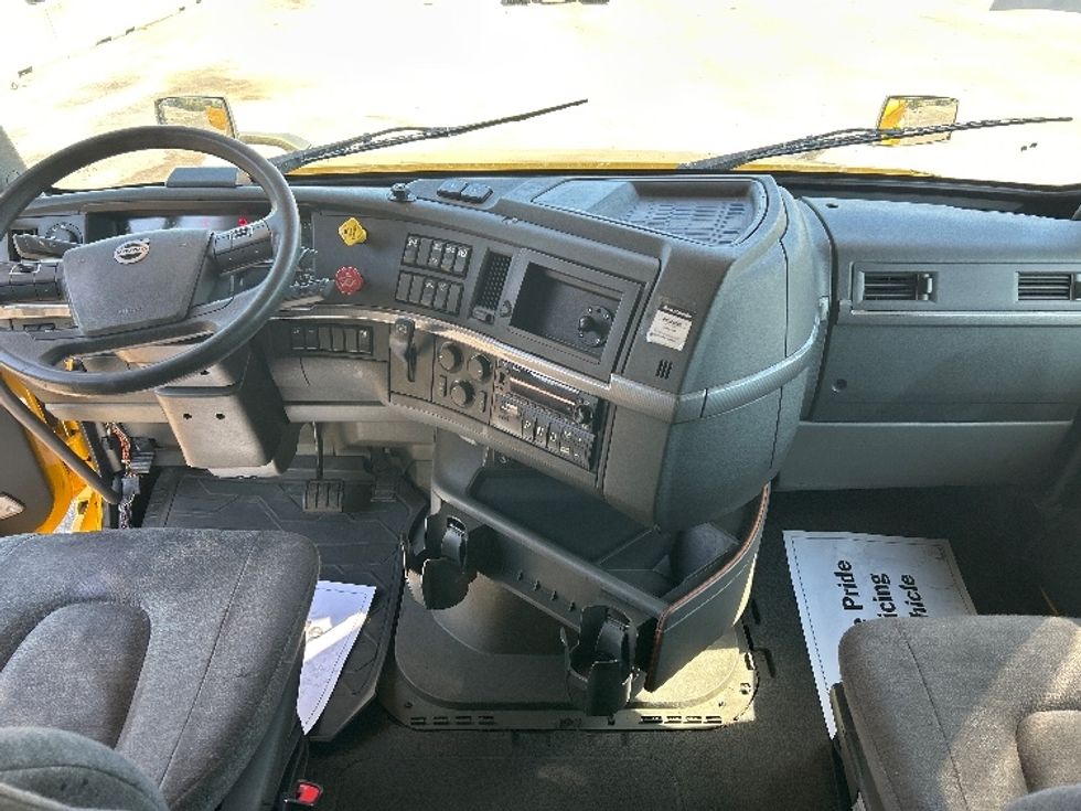Sleeper Tractor-Heavy Duty Tractors-Volvo-2022-VNL64760-East Chicago-IN-497,589\n\t\tmiles-$ 68,250 - Image 12