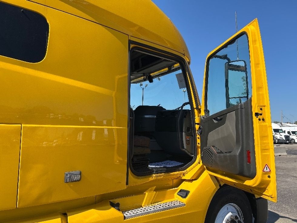 Sleeper Tractor-Heavy Duty Tractors-Volvo-2022-VNL64760-East Chicago-IN-497,589\n\t\tmiles-$ 68,250 - Image 13
