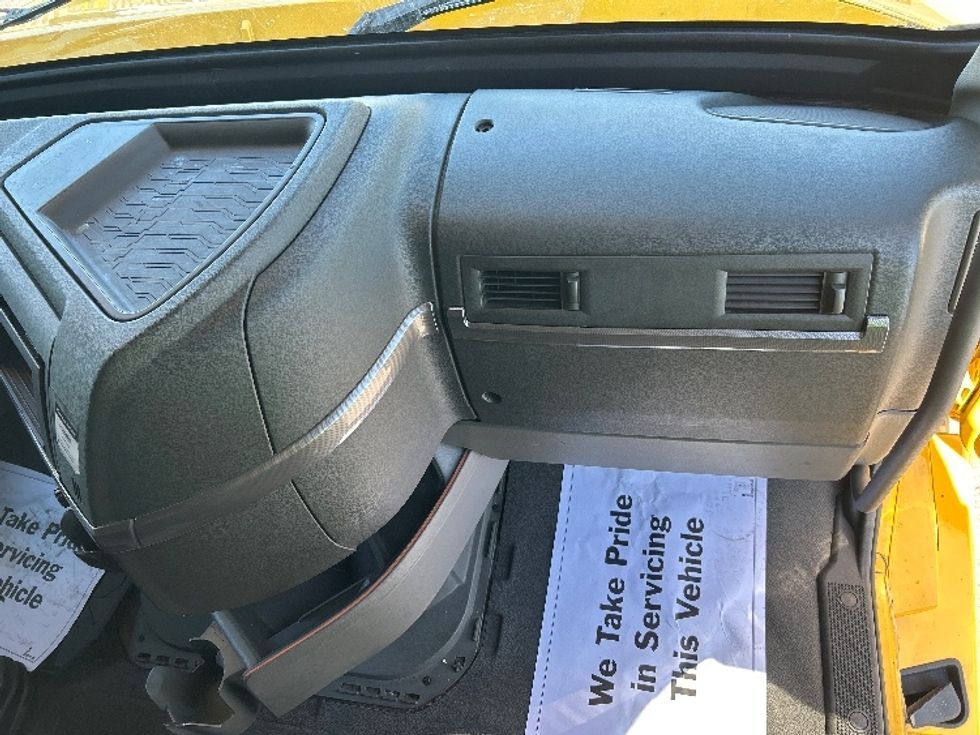 Sleeper Tractor-Heavy Duty Tractors-Volvo-2022-VNL64760-East Chicago-IN-497,589\n\t\tmiles-$ 68,250 - Image 14