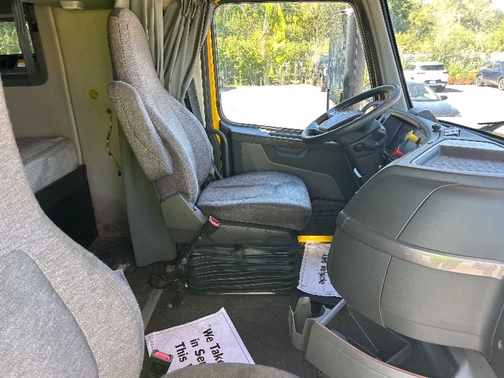 Sleeper Tractor-Heavy Duty Tractors-Volvo-2022-VNL64760-East Chicago-IN-497,589\n\t\tmiles-$ 68,250 - Image 15