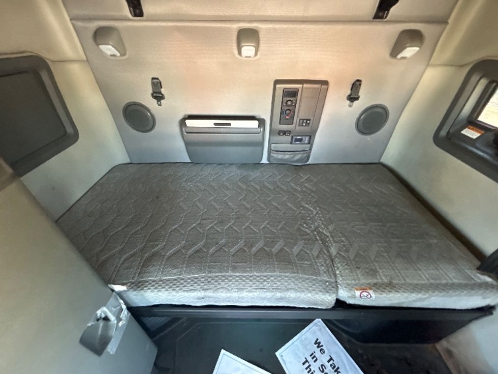 Sleeper Tractor-Heavy Duty Tractors-Volvo-2022-VNL64760-East Chicago-IN-497,589\n\t\tmiles-$ 68,250 - Image 17