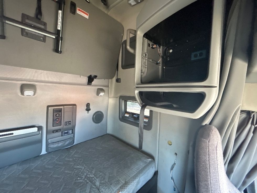 Sleeper Tractor-Heavy Duty Tractors-Volvo-2022-VNL64760-East Chicago-IN-497,589\n\t\tmiles-$ 68,250 - Image 18