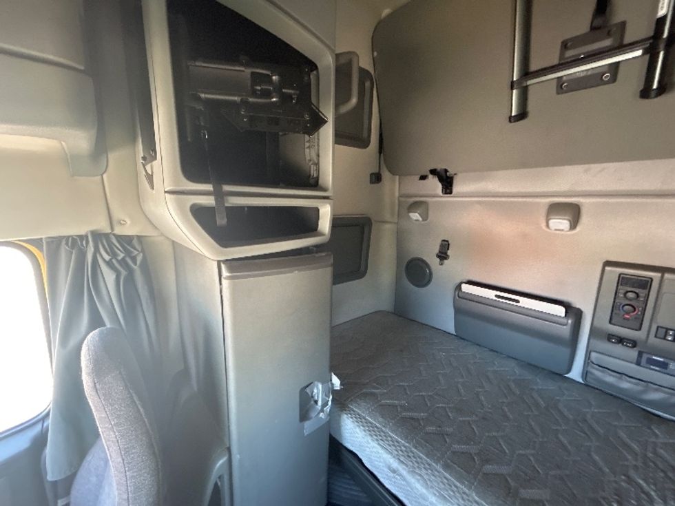 Sleeper Tractor-Heavy Duty Tractors-Volvo-2022-VNL64760-East Chicago-IN-497,589\n\t\tmiles-$ 68,250 - Image 19