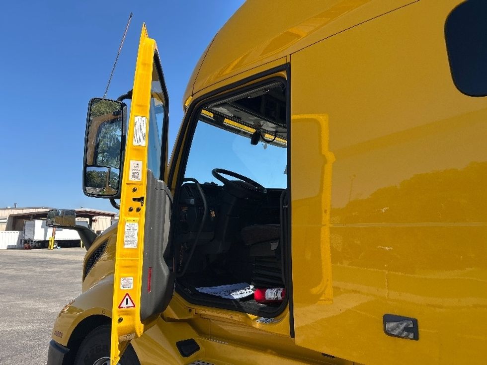 Sleeper Tractor-Heavy Duty Tractors-Volvo-2022-VNL64760-East Chicago-IN-497,589\n\t\tmiles-$ 68,250 - Image 9