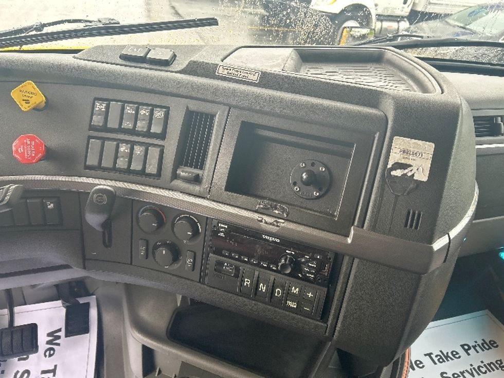Sleeper Tractor-Heavy Duty Tractors-Volvo-2022-VNL64760-East Chicago-IN-508,303\n\t\tmiles-$ 70,750 - Image 12