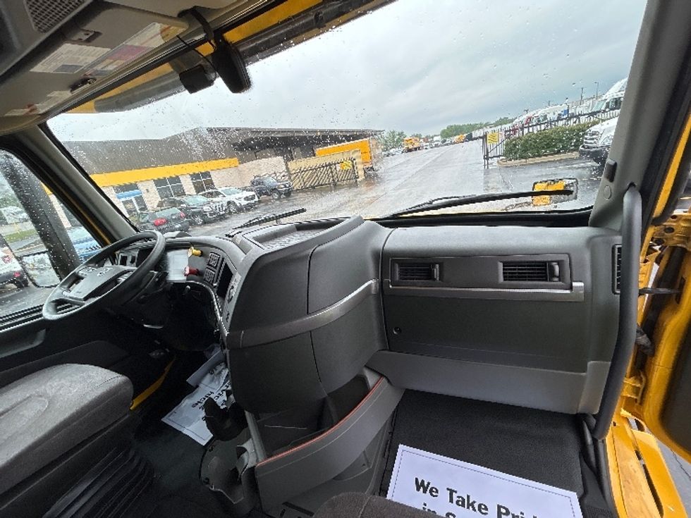 Sleeper Tractor-Heavy Duty Tractors-Volvo-2022-VNL64760-East Chicago-IN-508,303\n\t\tmiles-$ 70,750 - Image 14