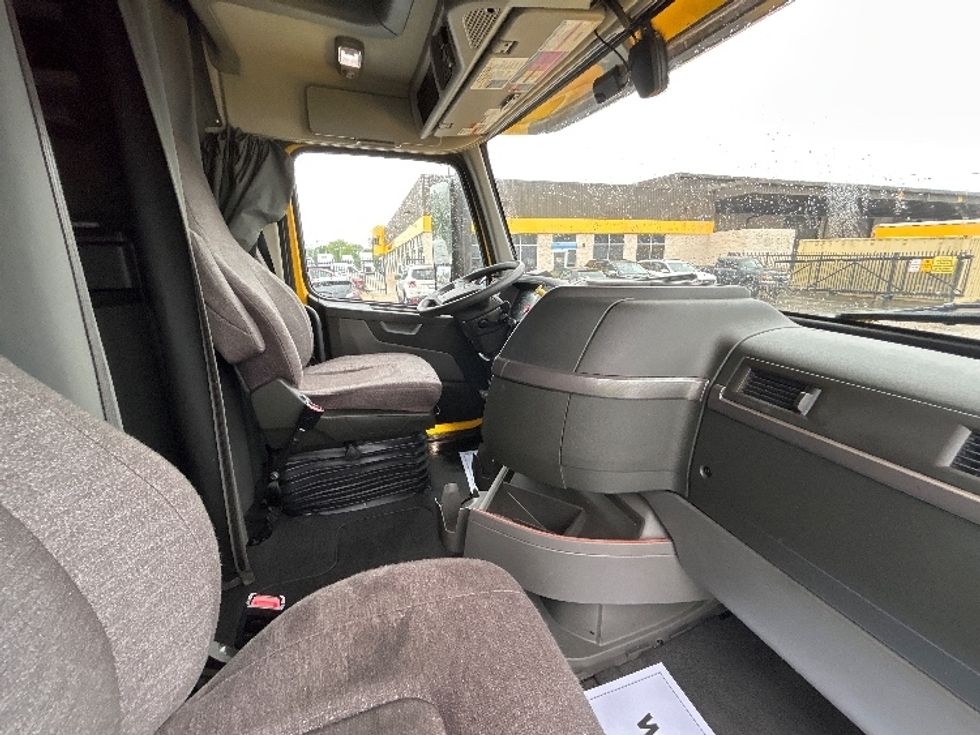 Sleeper Tractor-Heavy Duty Tractors-Volvo-2022-VNL64760-East Chicago-IN-508,303\n\t\tmiles-$ 70,750 - Image 15