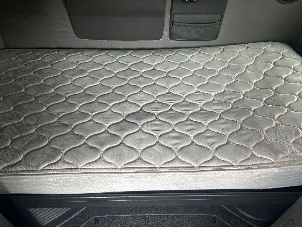 Sleeper Tractor-Heavy Duty Tractors-Volvo-2022-VNL64760-East Chicago-IN-508,303\n\t\tmiles-$ 70,750 - Image 17