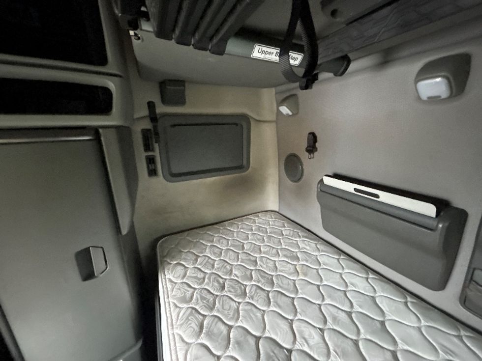 Sleeper Tractor-Heavy Duty Tractors-Volvo-2022-VNL64760-East Chicago-IN-508,303\n\t\tmiles-$ 70,750 - Image 19