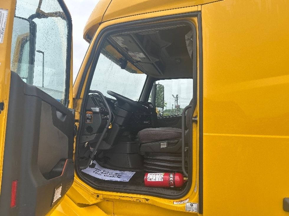 Sleeper Tractor-Heavy Duty Tractors-Volvo-2022-VNL64760-East Chicago-IN-508,303\n\t\tmiles-$ 70,750 - Image 9