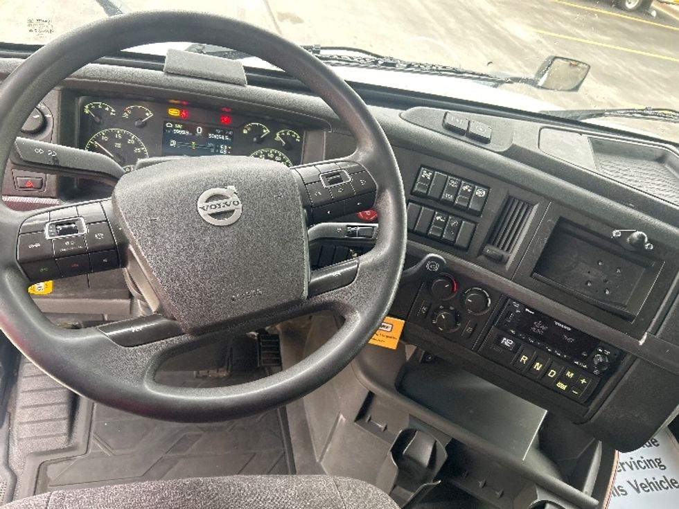 Sleeper Tractor-Heavy Duty Tractors-Volvo-2022-VNL64760-East Chicago-IN-510,619\n\t\tmiles-$ 67,500 - Image 11