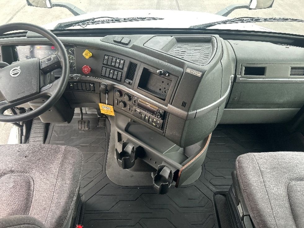 Sleeper Tractor-Heavy Duty Tractors-Volvo-2022-VNL64760-East Chicago-IN-510,619\n\t\tmiles-$ 67,500 - Image 12