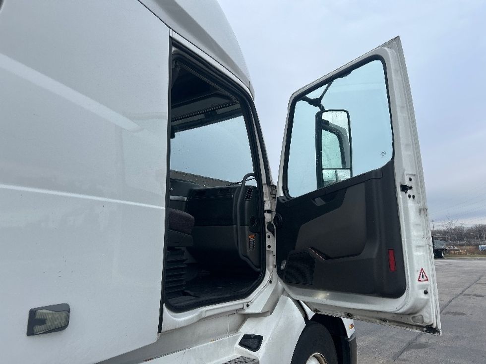 Sleeper Tractor-Heavy Duty Tractors-Volvo-2022-VNL64760-East Chicago-IN-510,619\n\t\tmiles-$ 67,500 - Image 13