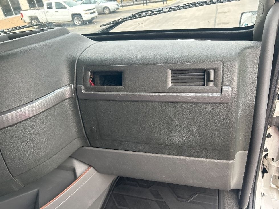 Sleeper Tractor-Heavy Duty Tractors-Volvo-2022-VNL64760-East Chicago-IN-510,619\n\t\tmiles-$ 67,500 - Image 14