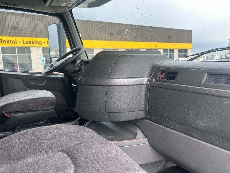 Sleeper Tractor-Heavy Duty Tractors-Volvo-2022-VNL64760-East Chicago-IN-510,619\n\t\tmiles-$ 67,500 - Image 15