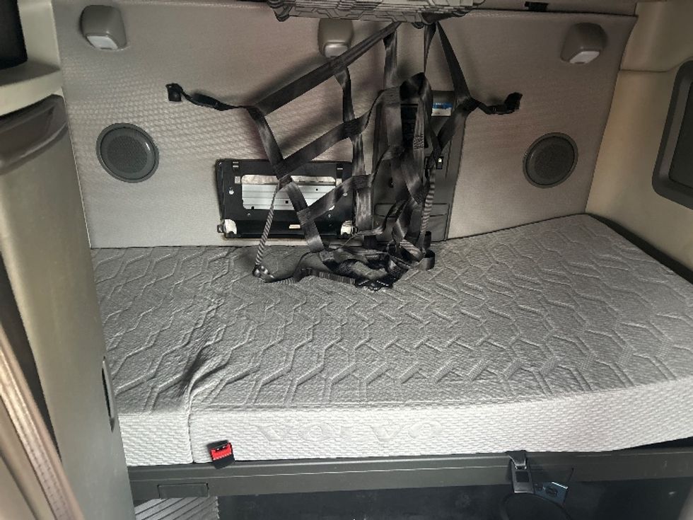 Sleeper Tractor-Heavy Duty Tractors-Volvo-2022-VNL64760-East Chicago-IN-510,619\n\t\tmiles-$ 67,500 - Image 16