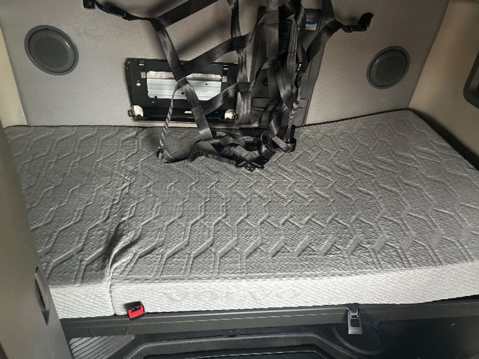 Sleeper Tractor-Heavy Duty Tractors-Volvo-2022-VNL64760-East Chicago-IN-510,619\n\t\tmiles-$ 67,500 - Image 17