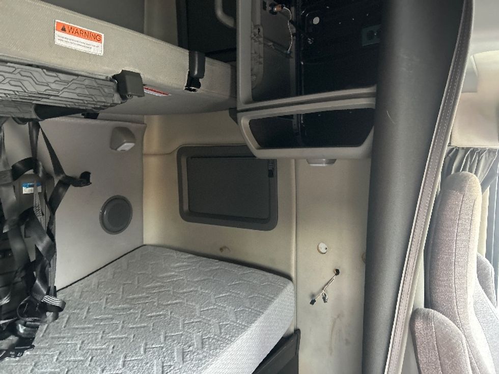 Sleeper Tractor-Heavy Duty Tractors-Volvo-2022-VNL64760-East Chicago-IN-510,619\n\t\tmiles-$ 67,500 - Image 18