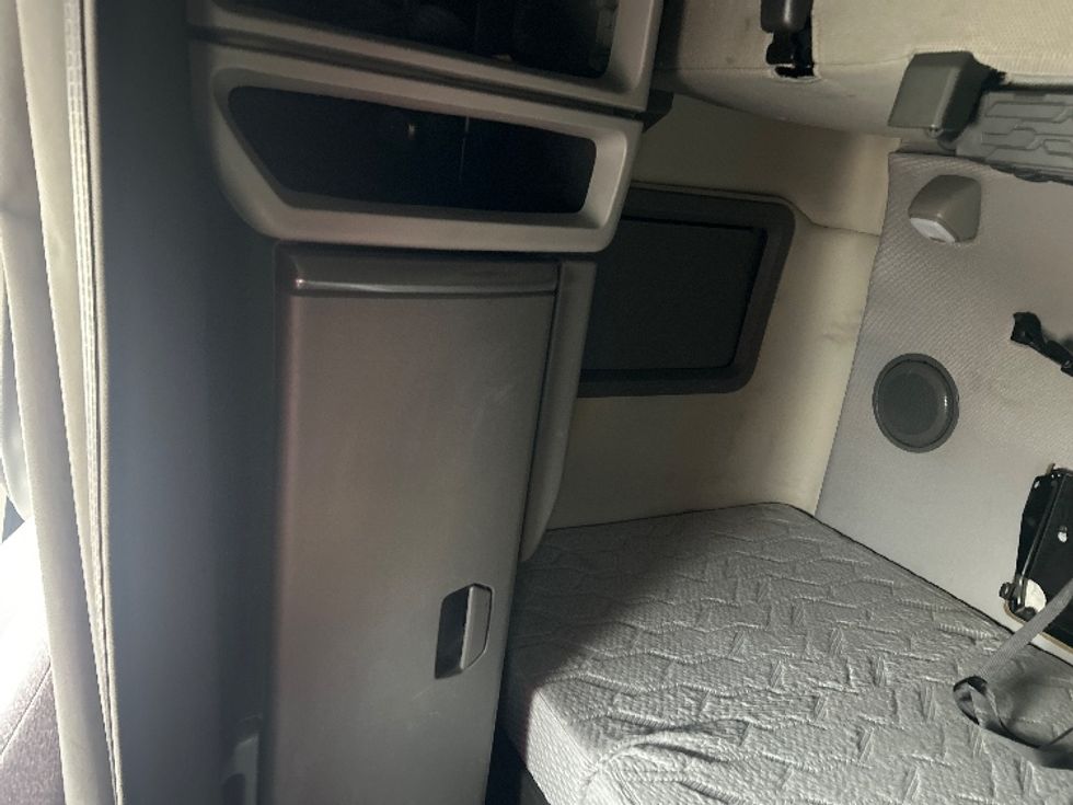 Sleeper Tractor-Heavy Duty Tractors-Volvo-2022-VNL64760-East Chicago-IN-510,619\n\t\tmiles-$ 67,500 - Image 19