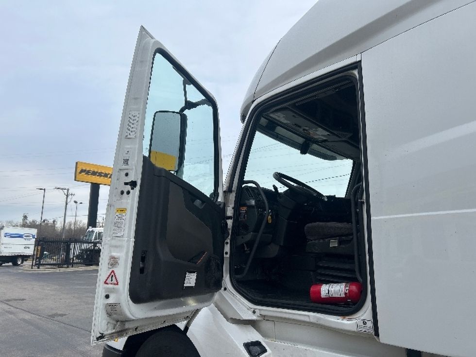 Sleeper Tractor-Heavy Duty Tractors-Volvo-2022-VNL64760-East Chicago-IN-510,619\n\t\tmiles-$ 67,500 - Image 9