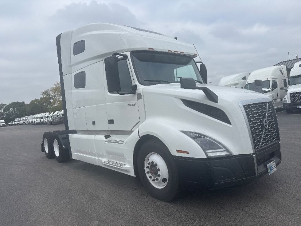 Sleeper Tractor-Heavy Duty Tractors-Volvo-2022-VNL64760-East Chicago-IN-514,987\n\t\tmiles-$ 69,750 - Image 1