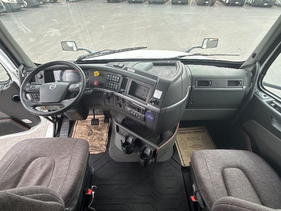 Sleeper Tractor-Heavy Duty Tractors-Volvo-2022-VNL64760-East Chicago-IN-514,987\n\t\tmiles-$ 69,750 - Image 12