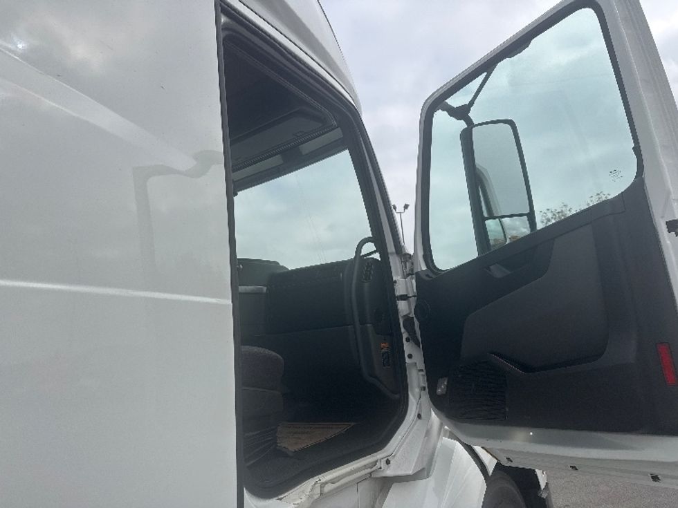 Sleeper Tractor-Heavy Duty Tractors-Volvo-2022-VNL64760-East Chicago-IN-514,987\n\t\tmiles-$ 69,750 - Image 13