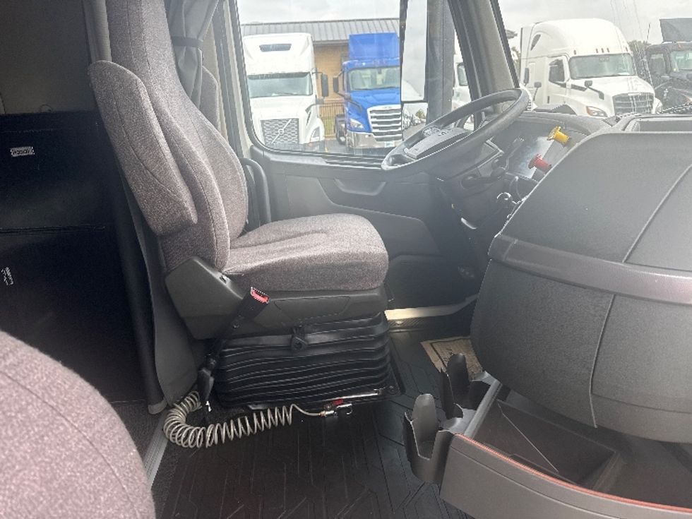 Sleeper Tractor-Heavy Duty Tractors-Volvo-2022-VNL64760-East Chicago-IN-514,987\n\t\tmiles-$ 69,750 - Image 15