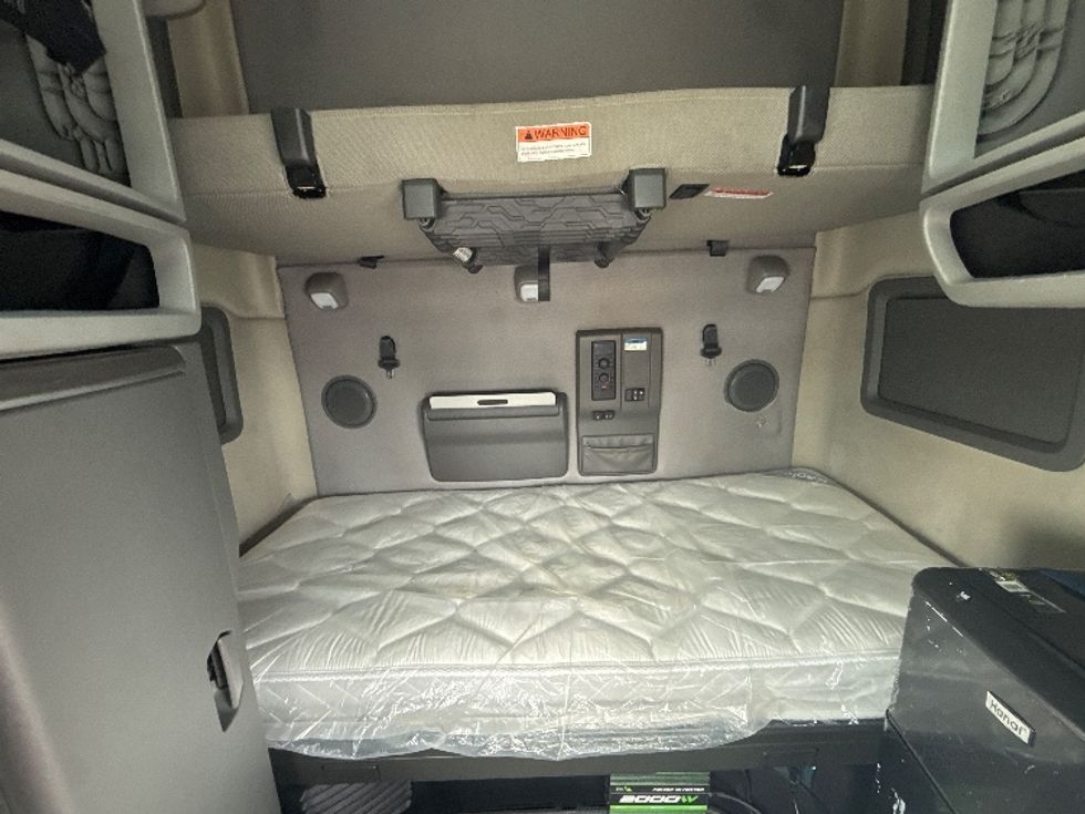 Sleeper Tractor-Heavy Duty Tractors-Volvo-2022-VNL64760-East Chicago-IN-514,987\n\t\tmiles-$ 69,750 - Image 16