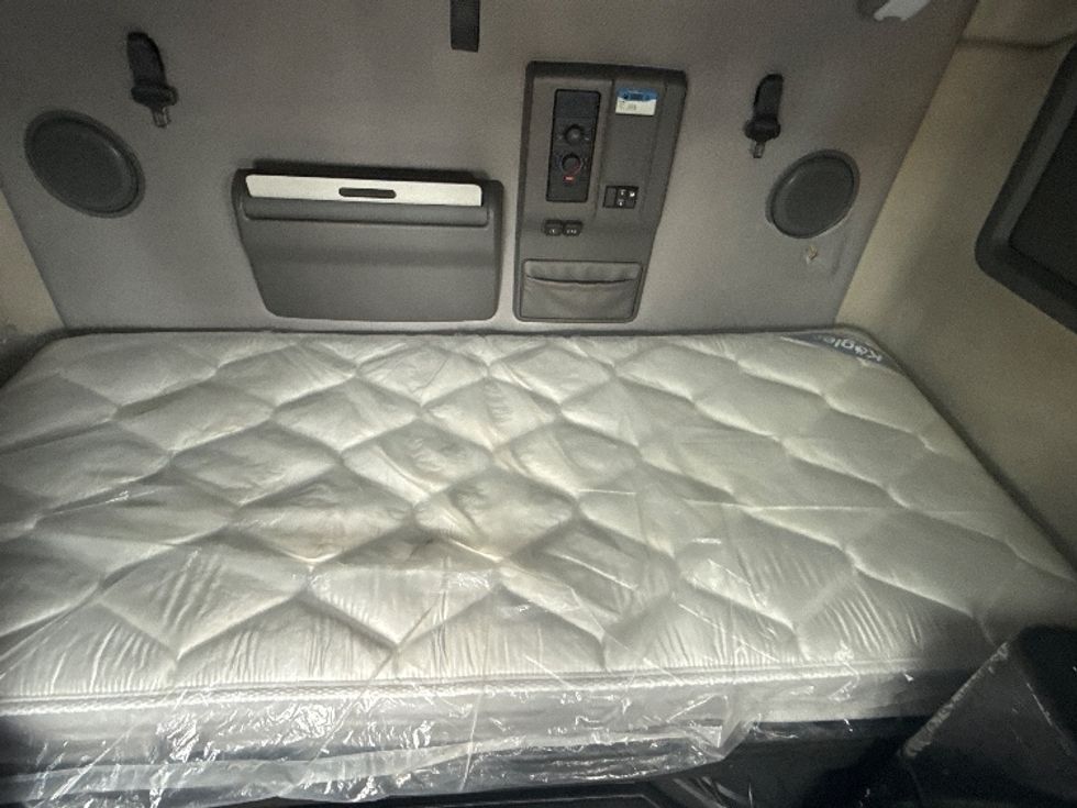 Sleeper Tractor-Heavy Duty Tractors-Volvo-2022-VNL64760-East Chicago-IN-514,987\n\t\tmiles-$ 69,750 - Image 17