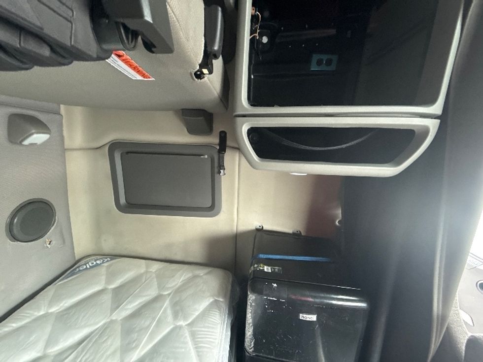 Sleeper Tractor-Heavy Duty Tractors-Volvo-2022-VNL64760-East Chicago-IN-514,987\n\t\tmiles-$ 69,750 - Image 18