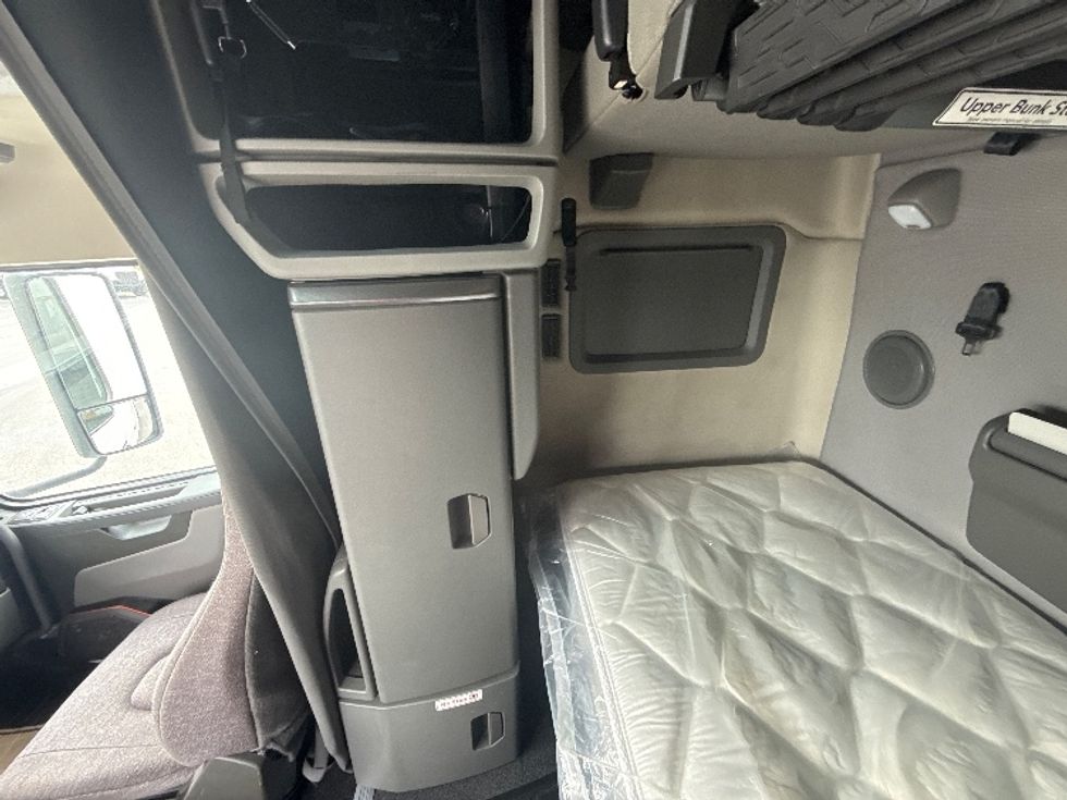 Sleeper Tractor-Heavy Duty Tractors-Volvo-2022-VNL64760-East Chicago-IN-514,987\n\t\tmiles-$ 69,750 - Image 19