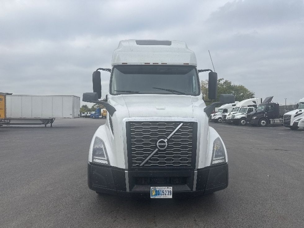 Sleeper Tractor-Heavy Duty Tractors-Volvo-2022-VNL64760-East Chicago-IN-514,987\n\t\tmiles-$ 69,750 - Image 2