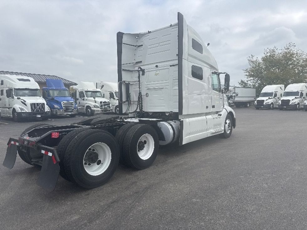 Sleeper Tractor-Heavy Duty Tractors-Volvo-2022-VNL64760-East Chicago-IN-514,987\n\t\tmiles-$ 69,750 - Image 7