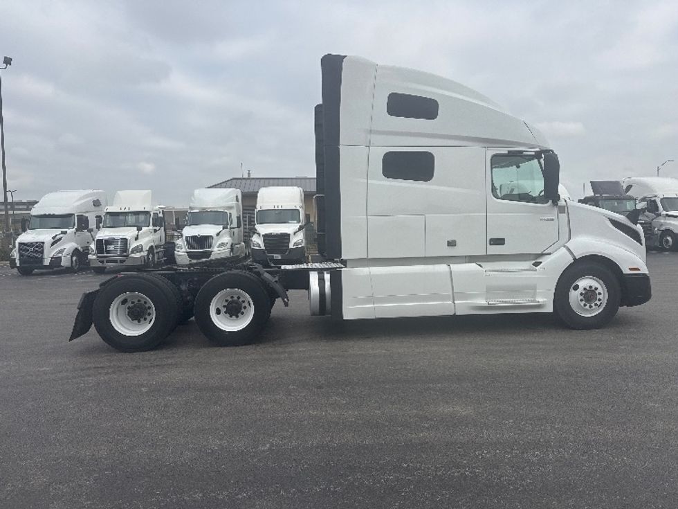 Sleeper Tractor-Heavy Duty Tractors-Volvo-2022-VNL64760-East Chicago-IN-514,987\n\t\tmiles-$ 69,750 - Image 8