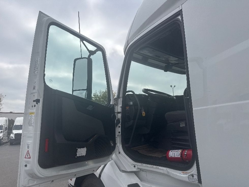 Sleeper Tractor-Heavy Duty Tractors-Volvo-2022-VNL64760-East Chicago-IN-514,987\n\t\tmiles-$ 69,750 - Image 9