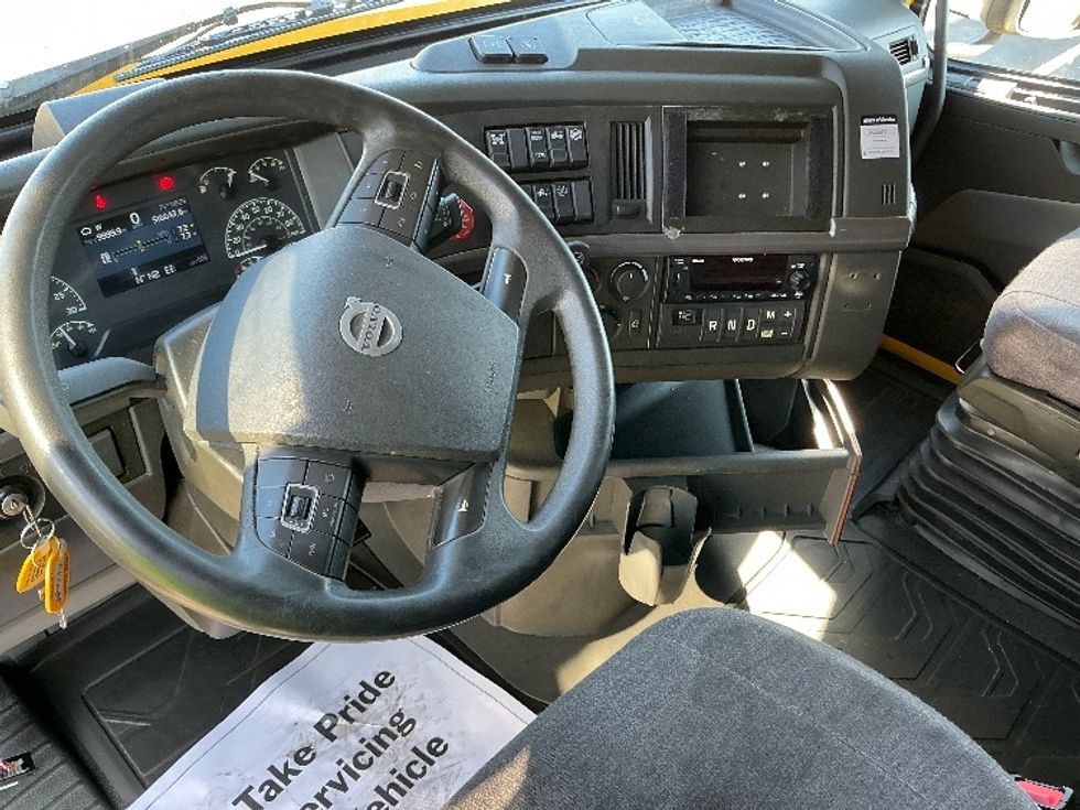 Sleeper Tractor-Heavy Duty Tractors-Volvo-2022-VNL64760-East Chicago-IN-516,644\n\t\tmiles-$ 66,500 - Image 10