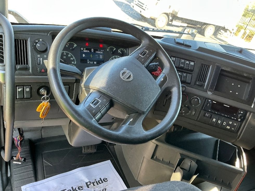 Sleeper Tractor-Heavy Duty Tractors-Volvo-2022-VNL64760-East Chicago-IN-516,644\n\t\tmiles-$ 66,500 - Image 11