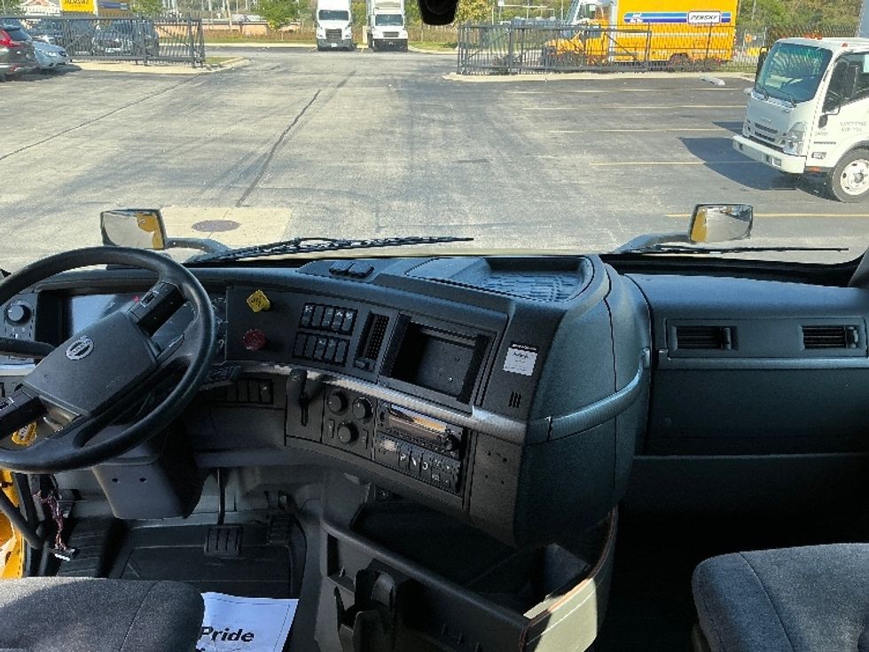 Sleeper Tractor-Heavy Duty Tractors-Volvo-2022-VNL64760-East Chicago-IN-516,644\n\t\tmiles-$ 66,500 - Image 12
